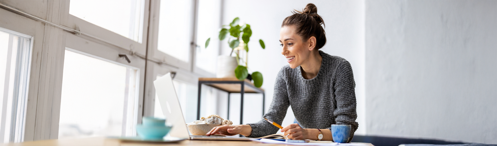 Studentenjob • Junge Frau am Notebook • Jobs bei MEYERHOFF
