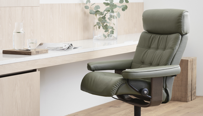 Stressless • Home Office • Olivefarbener Bürostühl mit Armlehnen vor einem Schreibtisch • Meyerhoff Stressless • Home Office • Olivefarbener Bürostühl mit Armlehnen vor einem Schreibtisch • Meyerhoff