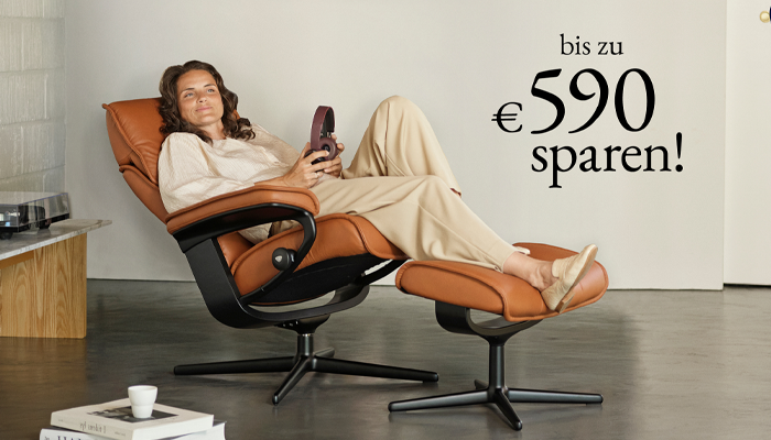 Stressless Kampagne • Frau auf braunem Ledersessel • bis zu 590 € sparen • Meyerhoff