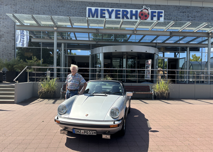 Oldtimer vor dem Einrichtungshaus in OHZ • Meyerhoff
