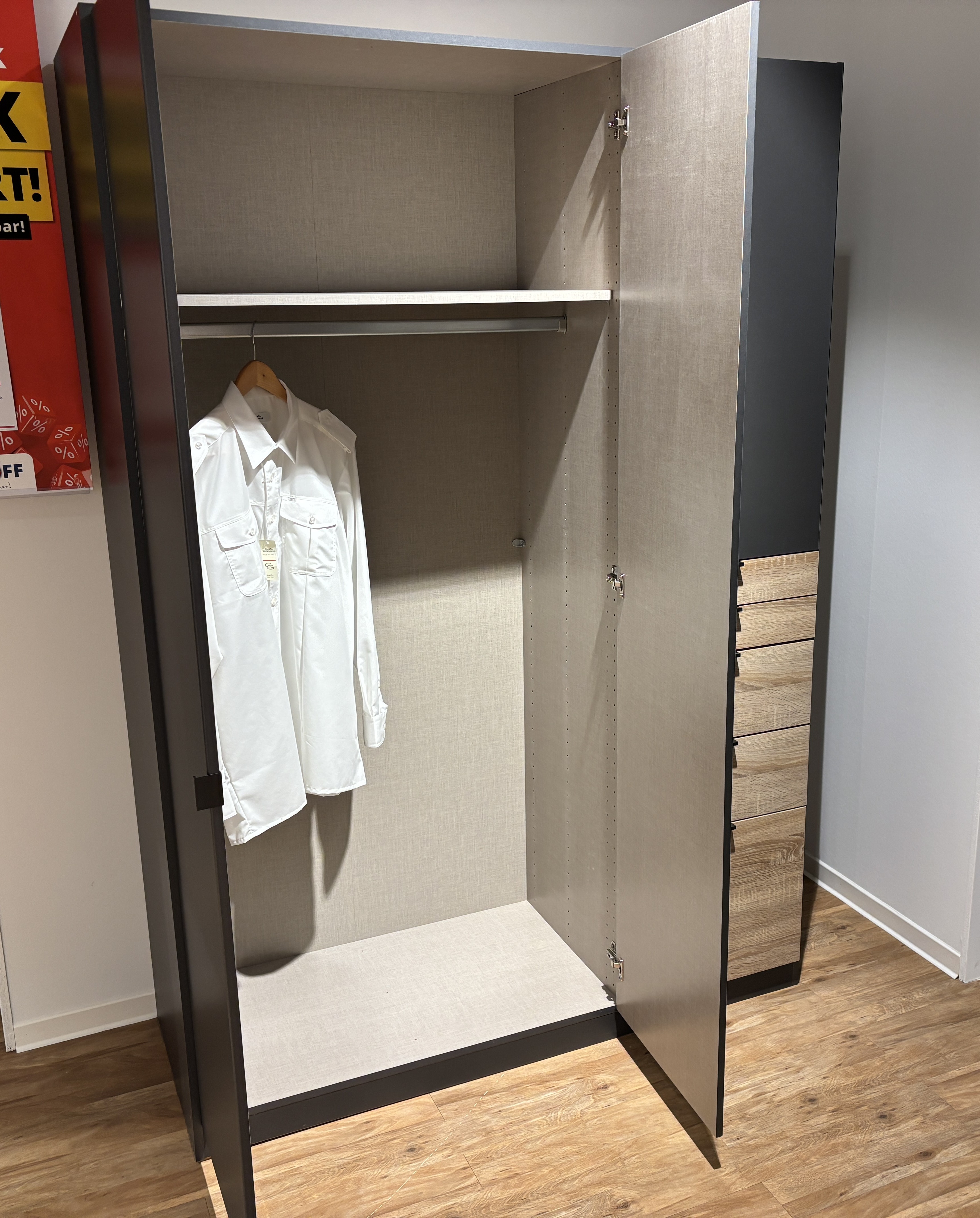Drehtürenschrank, grau metallic, 3-trg. - Rovano
