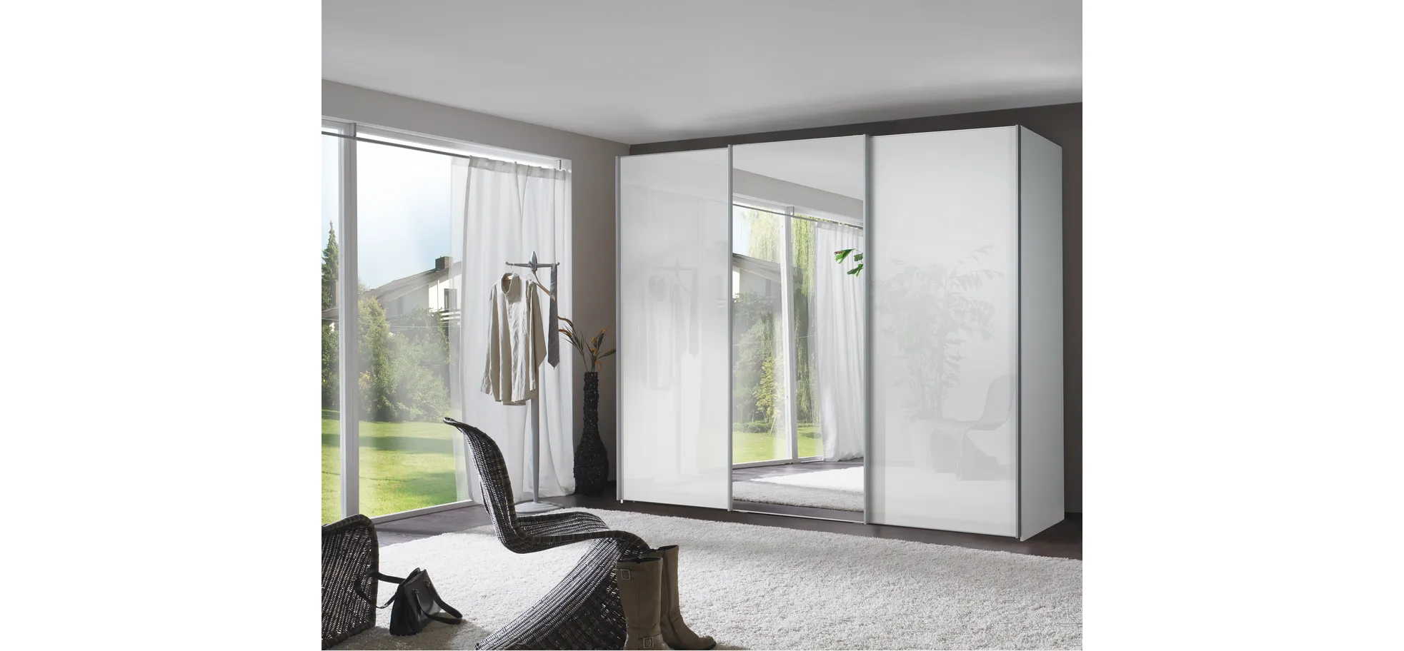 Schwebetürenschrank - B. ca. 250 cm, mittig Spiegeltüre, Glas Weiß
