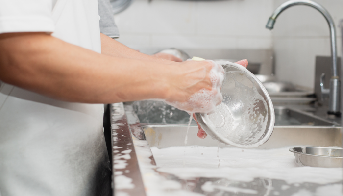 Mitarbeiter *in Spülküche • Person wäscht eine Schale in einer Restaurant Küche • Offene Stellen Gastronomie • Karriere bei Meyerhoff Mitarbeiter *in Spülküche • Person wäscht eine Schale in einer Restaurant Küche • Offene Stellen Gastronomie • Karriere bei Meyerhoff