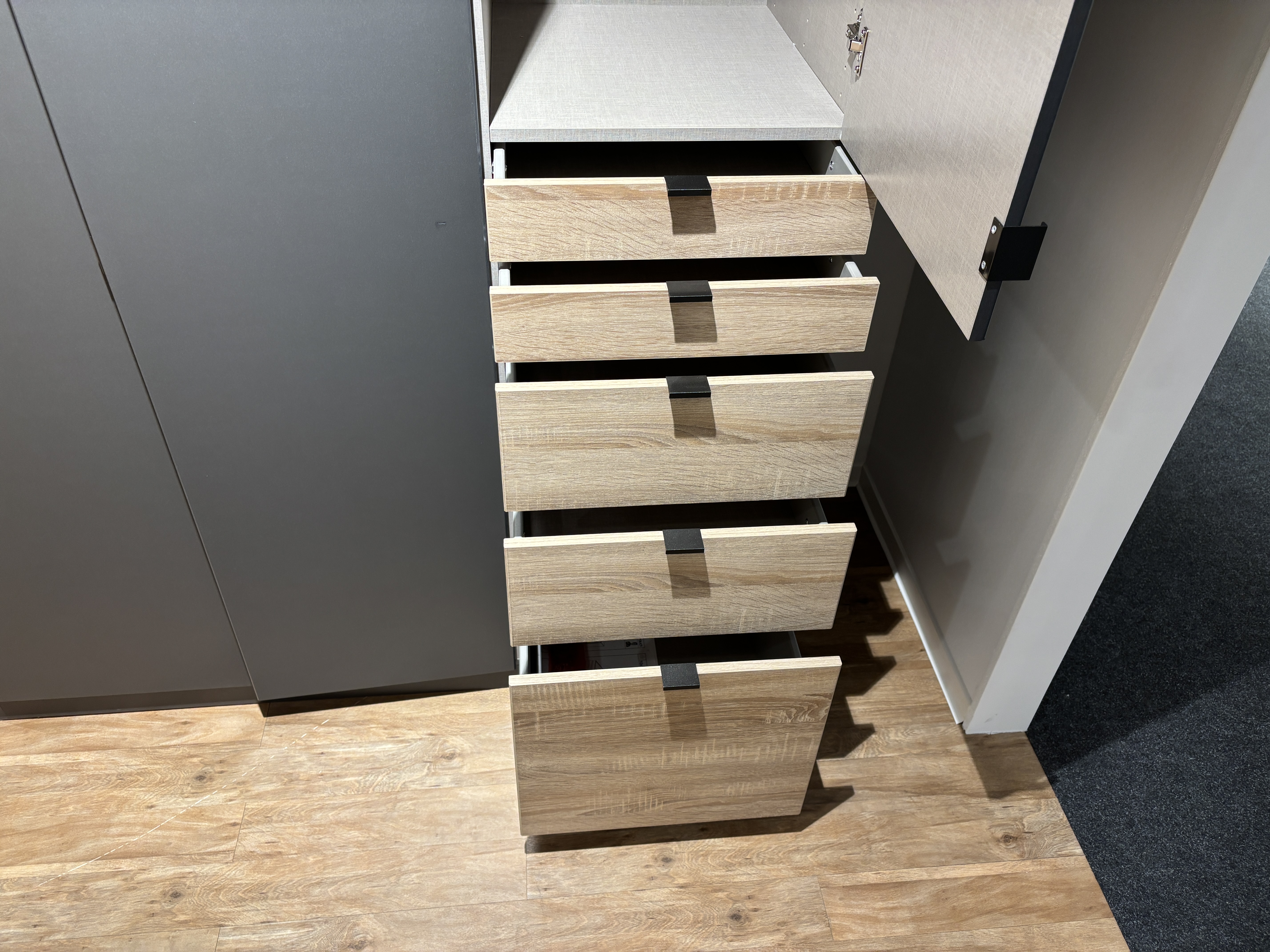 Drehtürenschrank, grau metallic, 3-trg. - Rovano