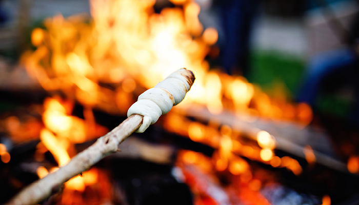 Stockbrot am Feuer Stockbrot am Feuer