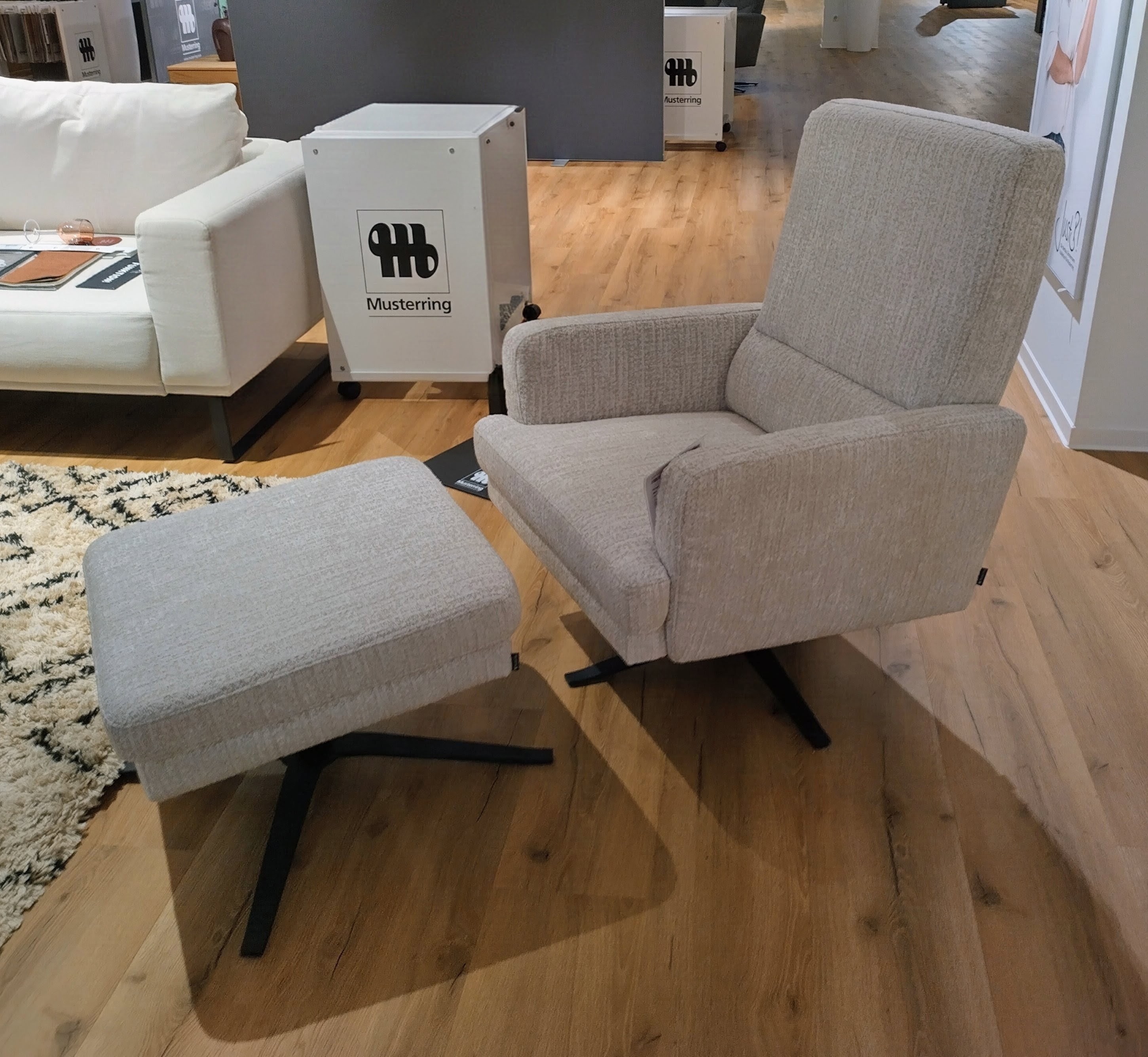 Einzelsessel Rücken hoch inkl. Hocker - MR 4585