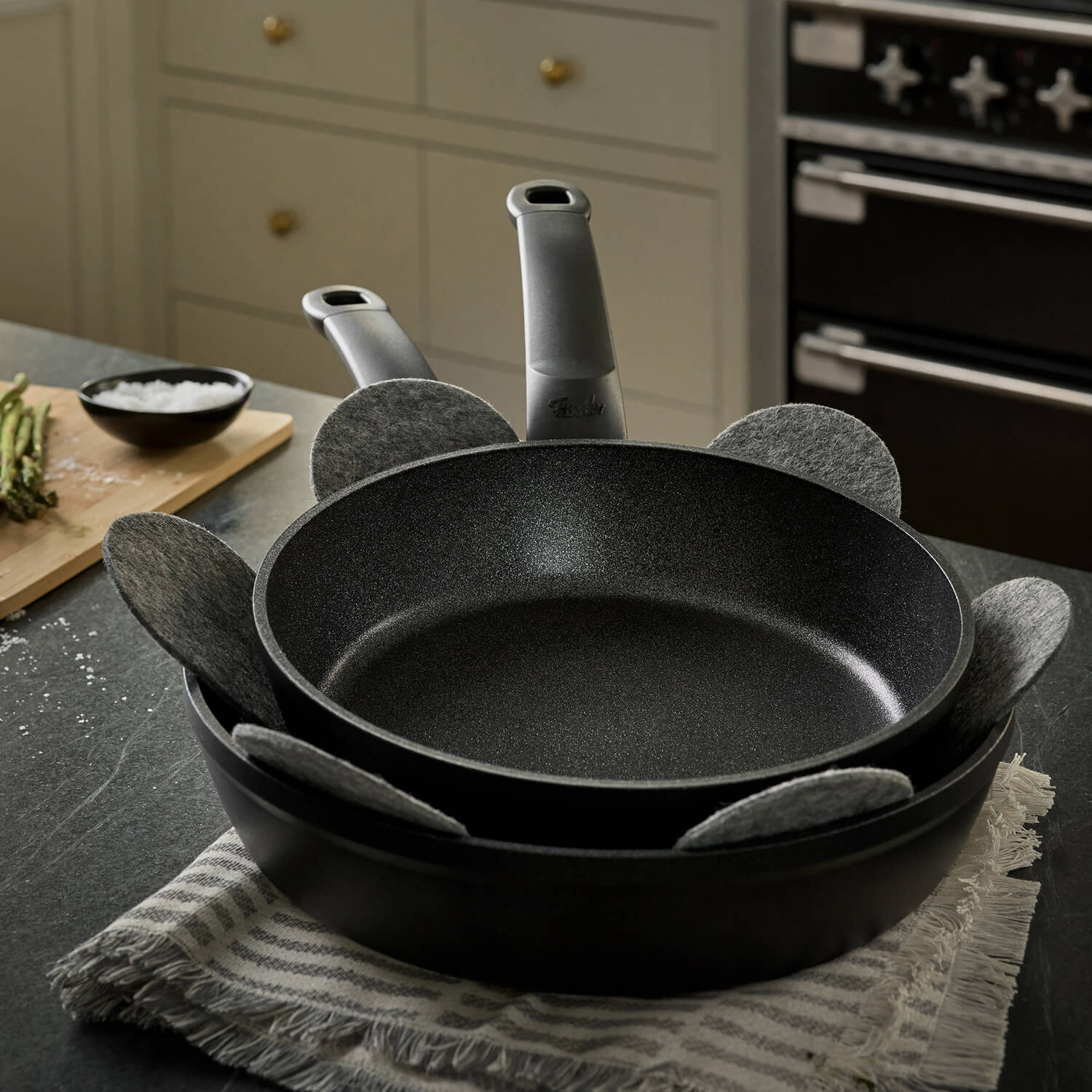 Fissler Pfanne Adamant Comfort m. Sicherheitsgriff - Ø ca. 28cm, inkl. Glasdeckel und Pfannenschutz