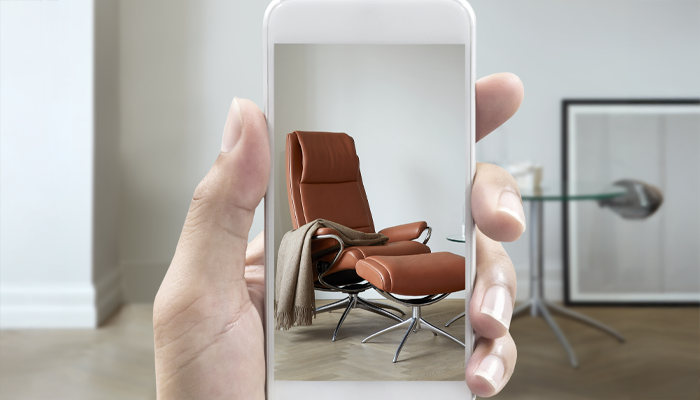 Stressless Home App • mit Handy auf dem ein Stressless Sessel abgebildet ist • Meyerhoff Stressless Home App • mit Handy auf dem ein Stressless Sessel abgebildet ist • Meyerhoff