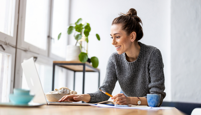 Studentenjob • Junge Frau am Notebook • Jobs bei MEYERHOFF Studentenjob • Junge Frau am Notebook • Jobs bei MEYERHOFF