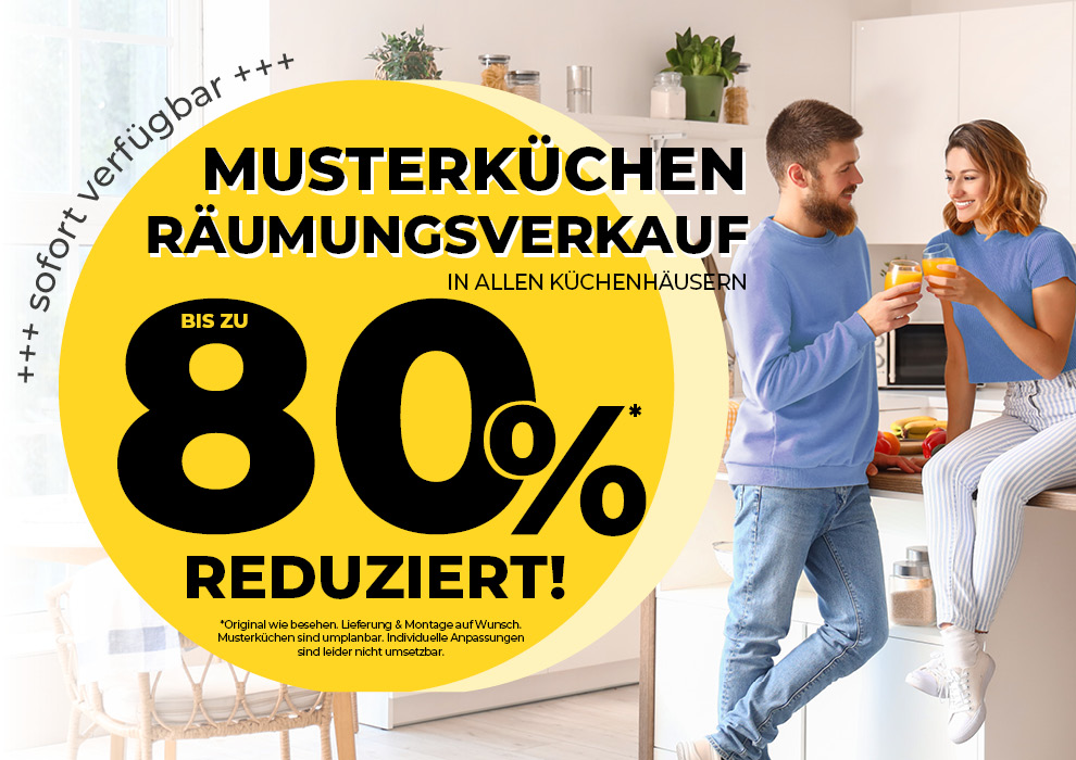 Musterküchen Räumungsverkauf in allen Küchenhäusern • bis zu 80% reduziert und sofort verfügbar • Paar stößt in einer Küche mit Gläsern an • Meyerhoff Musterküchen Räumungsverkauf in allen Küchenhäusern • bis zu 80% reduziert und sofort verfügbar • Paar stößt in einer Küche mit Gläsern an • Meyerhoff