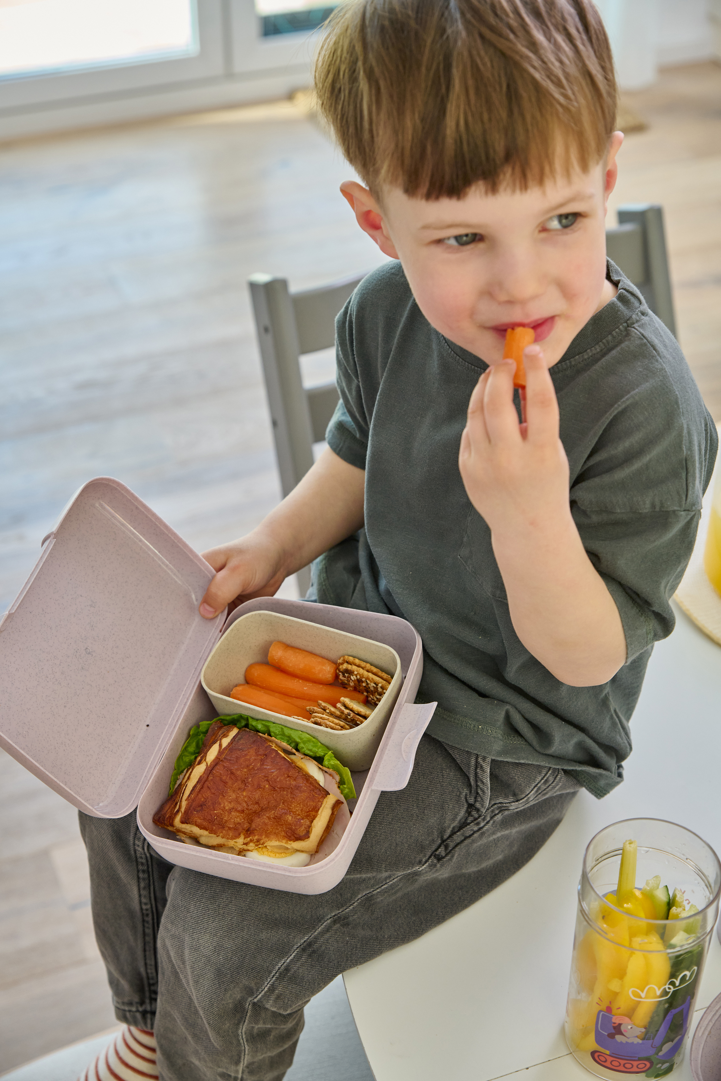 Lunchbox mit Trennschale, organic grey trucks - mit Clipverschluss, 100% CO2-neutral