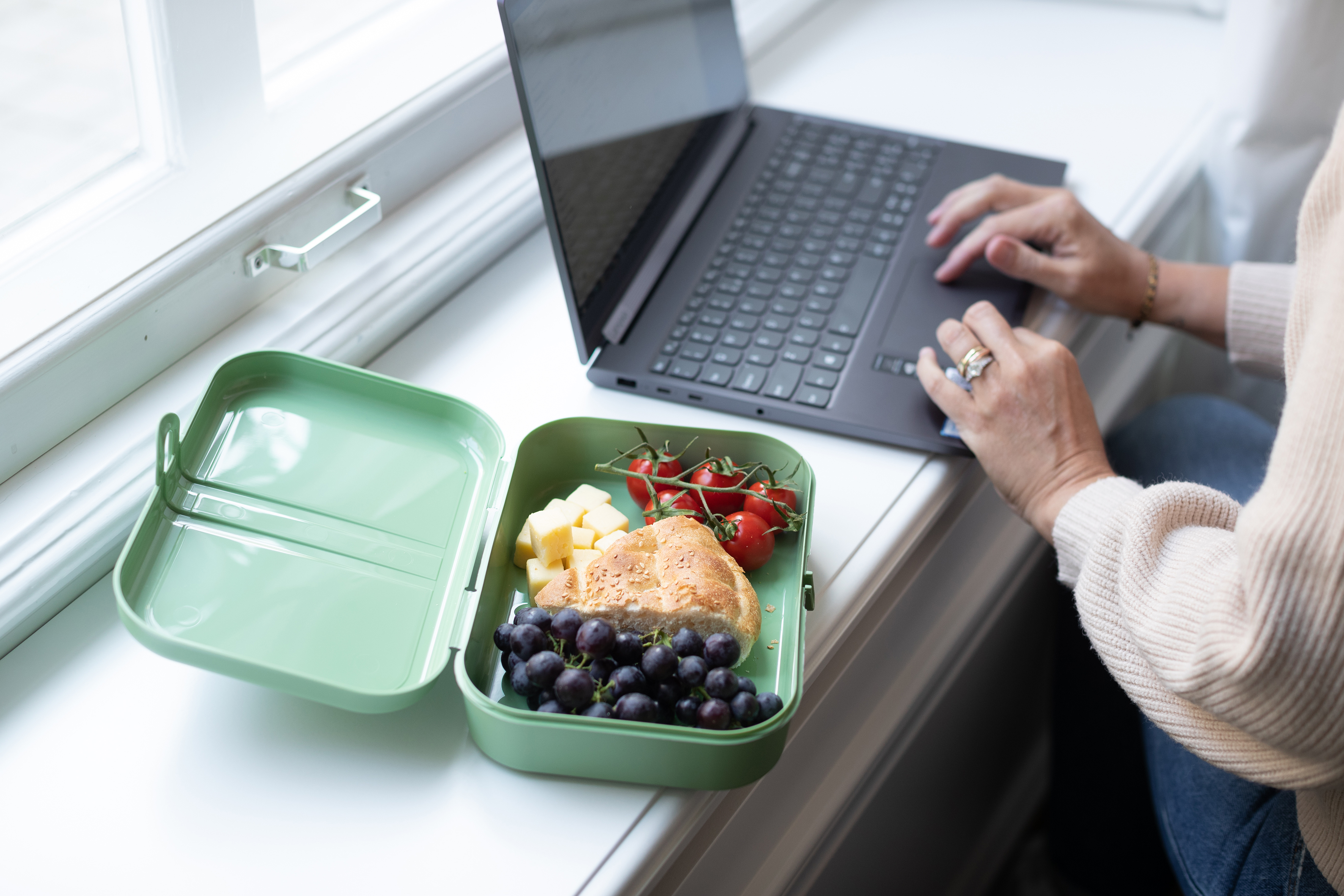 Lunchbox mit Trennsteg, nature leaf green - mit Clipverschluss, 100% CO2-neutral