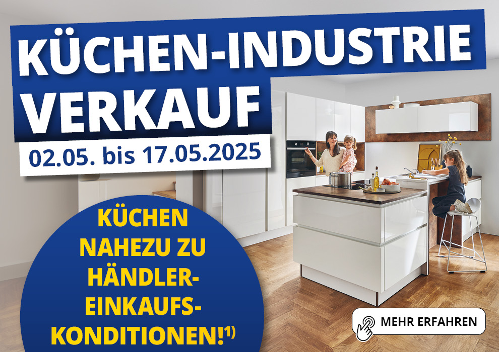Küchen Industrieverkauf • 2 Mai bis 17 Mai 2025 • Aktionsschriftzug vor dem Bild einer Küche mit Frau und Kind • Meyerhoff Küchen Industrieverkauf • 2 Mai bis 17 Mai 2025 • Aktionsschriftzug vor dem Bild einer Küche mit Frau und Kind • Meyerhoff