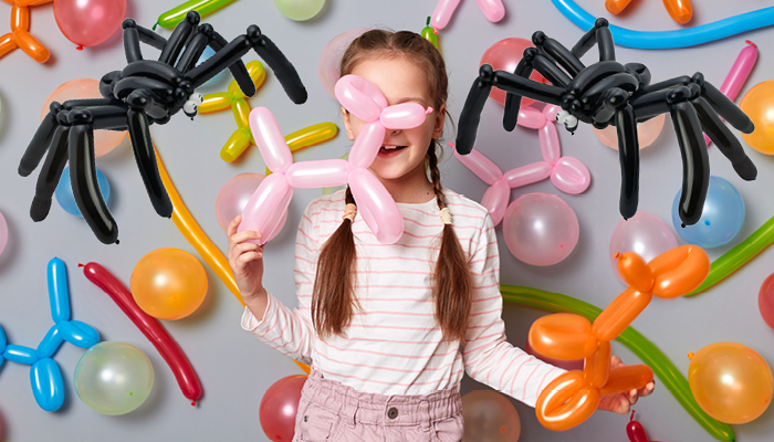 Luftballonkunst Halloweenevent • Kind mit Luftballontieren