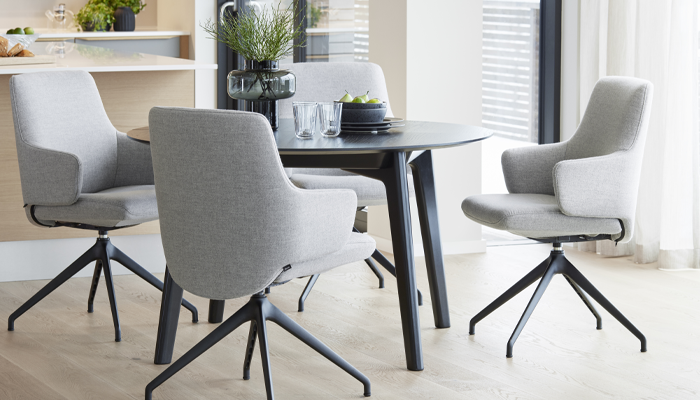 Stressless • Dining • 4 graue Esszimmerstühle um einen schwarzen Tisch • Meyerhoff