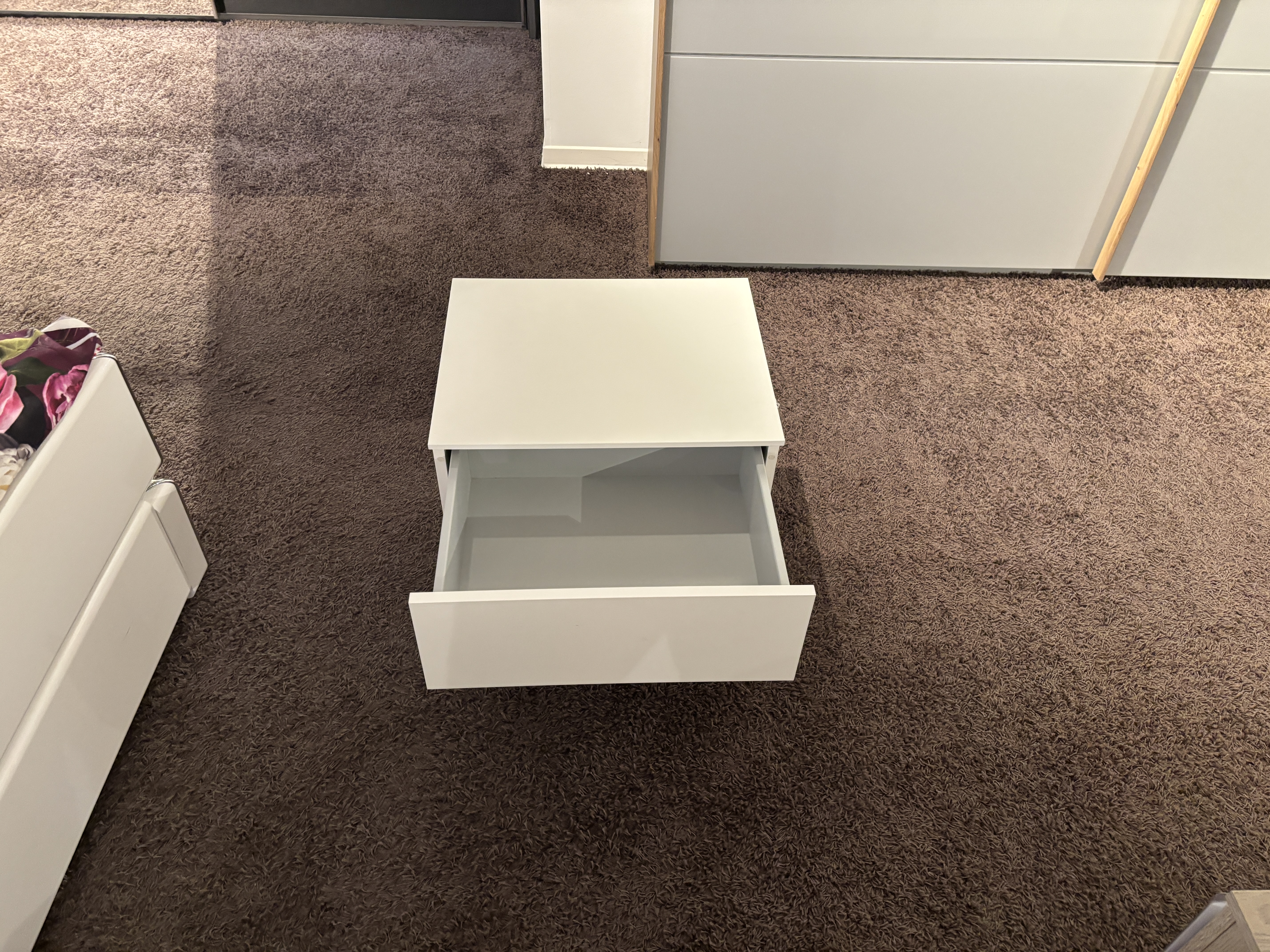 Kommode, weiß Dekor, Füße Wildeiche - MEDEBACH