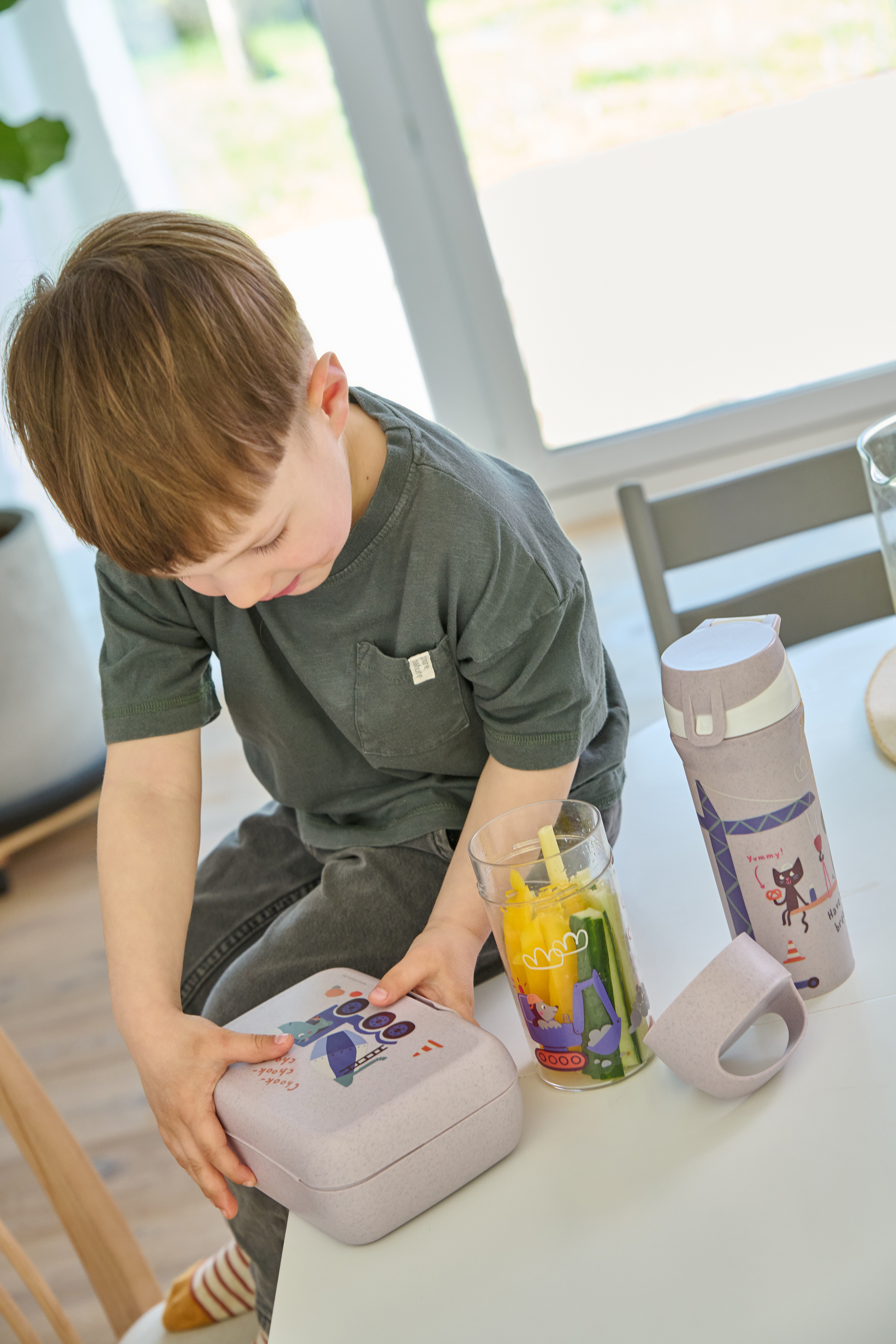 Lunchbox mit Trennschale, organic grey trucks - mit Clipverschluss, 100% CO2-neutral