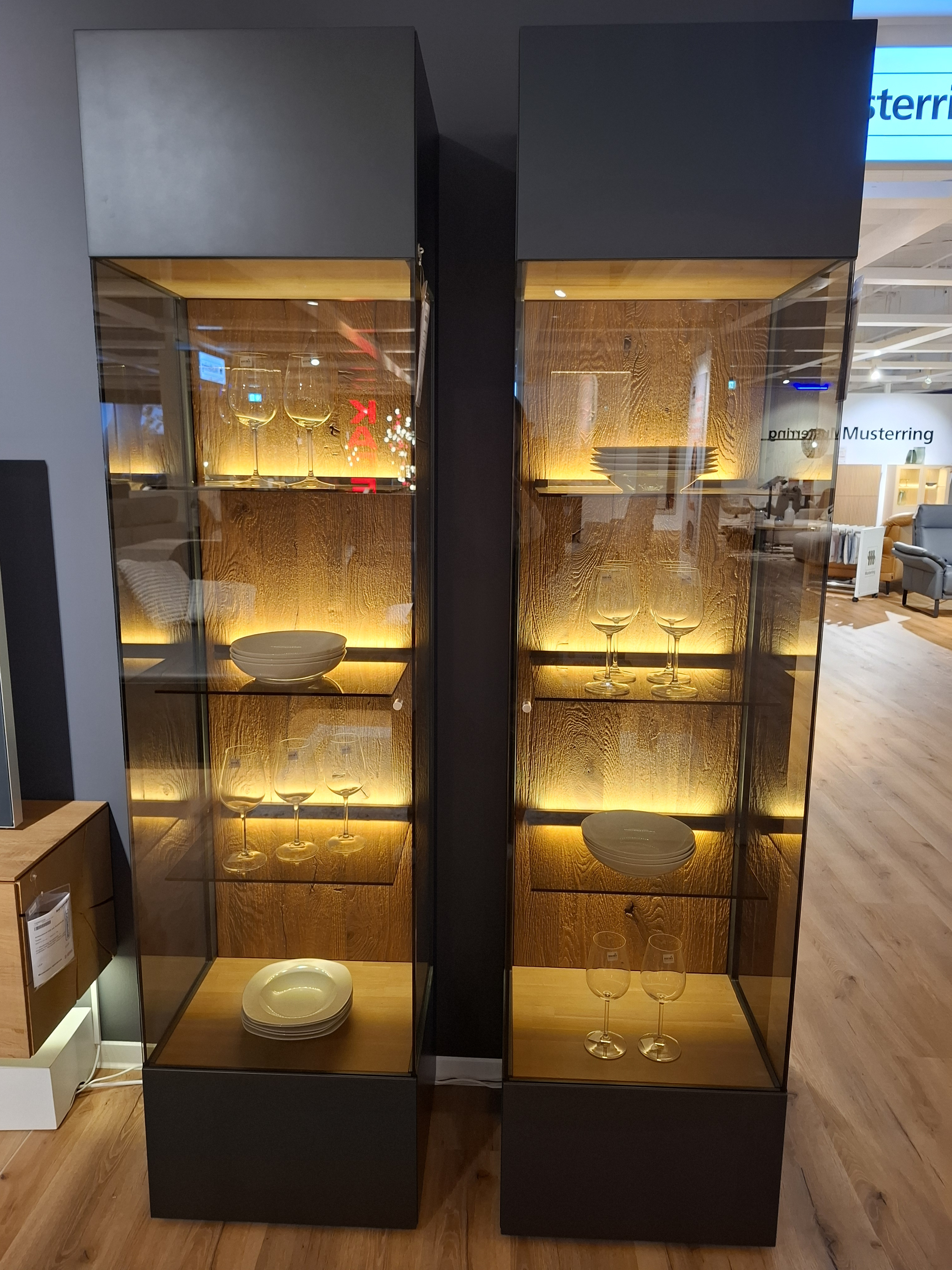 Standvitrine links - Trevio
