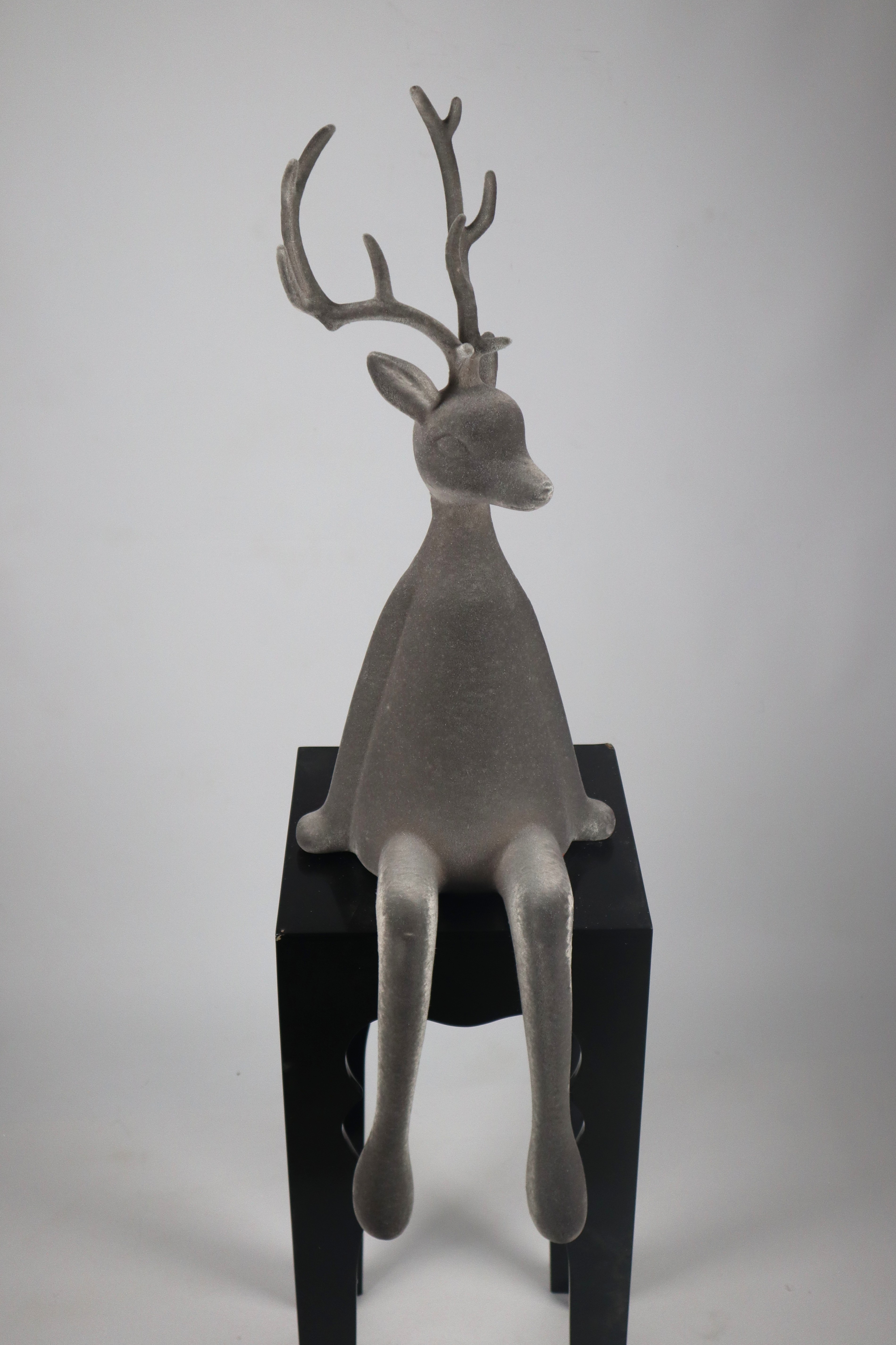 Rentier sitzend grau - Flock Kunstst. 93cm