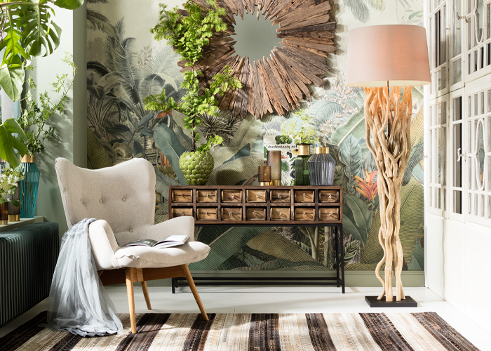 Sessel beige mit Decke vor einer grünen Wand mit Holzkommode • Sessel Vicky KareDesign • Meyerhoff Sessel beige mit Decke vor einer grünen Wand mit Holzkommode • Sessel Vicky KareDesign • Meyerhoff