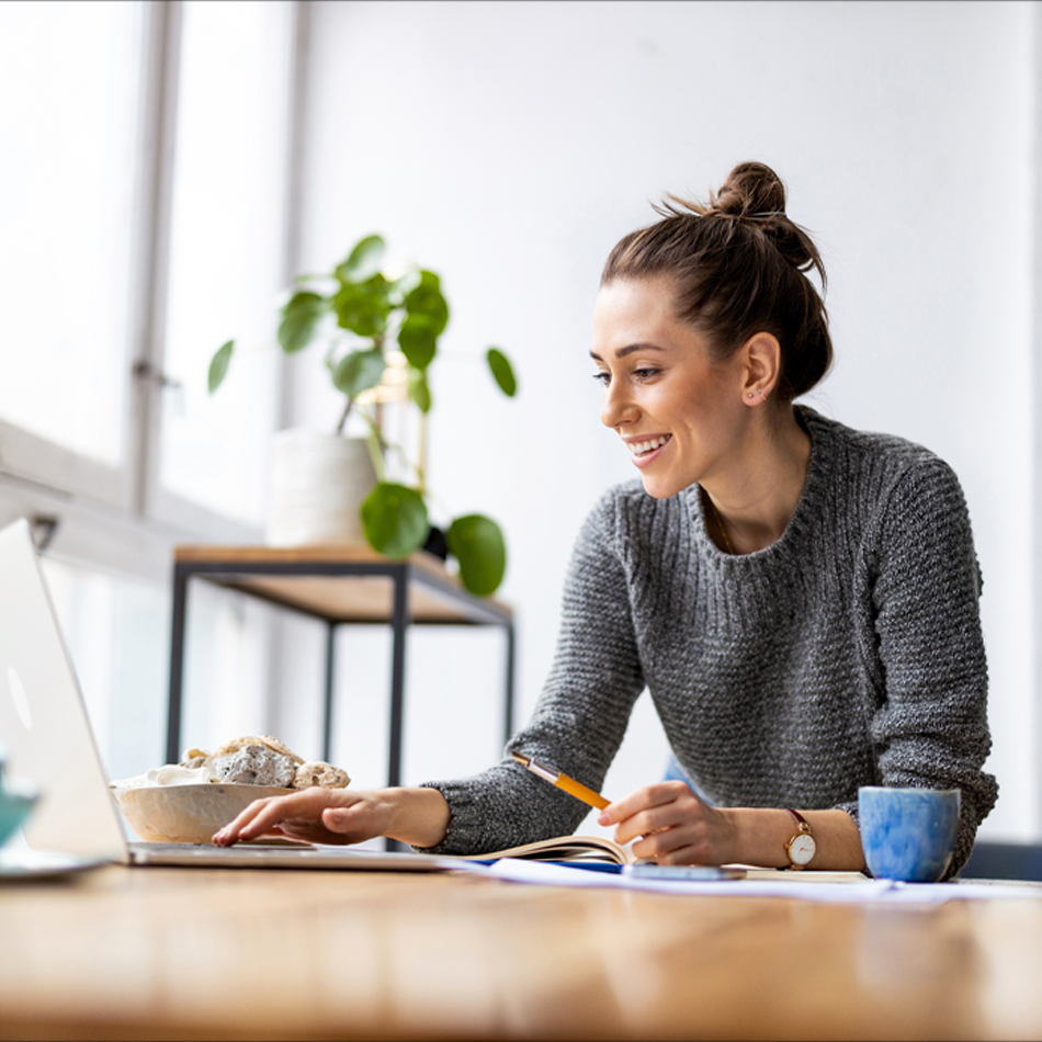 Studentenjob • Junge Frau am Notebook • Jobs bei MEYERHOFF