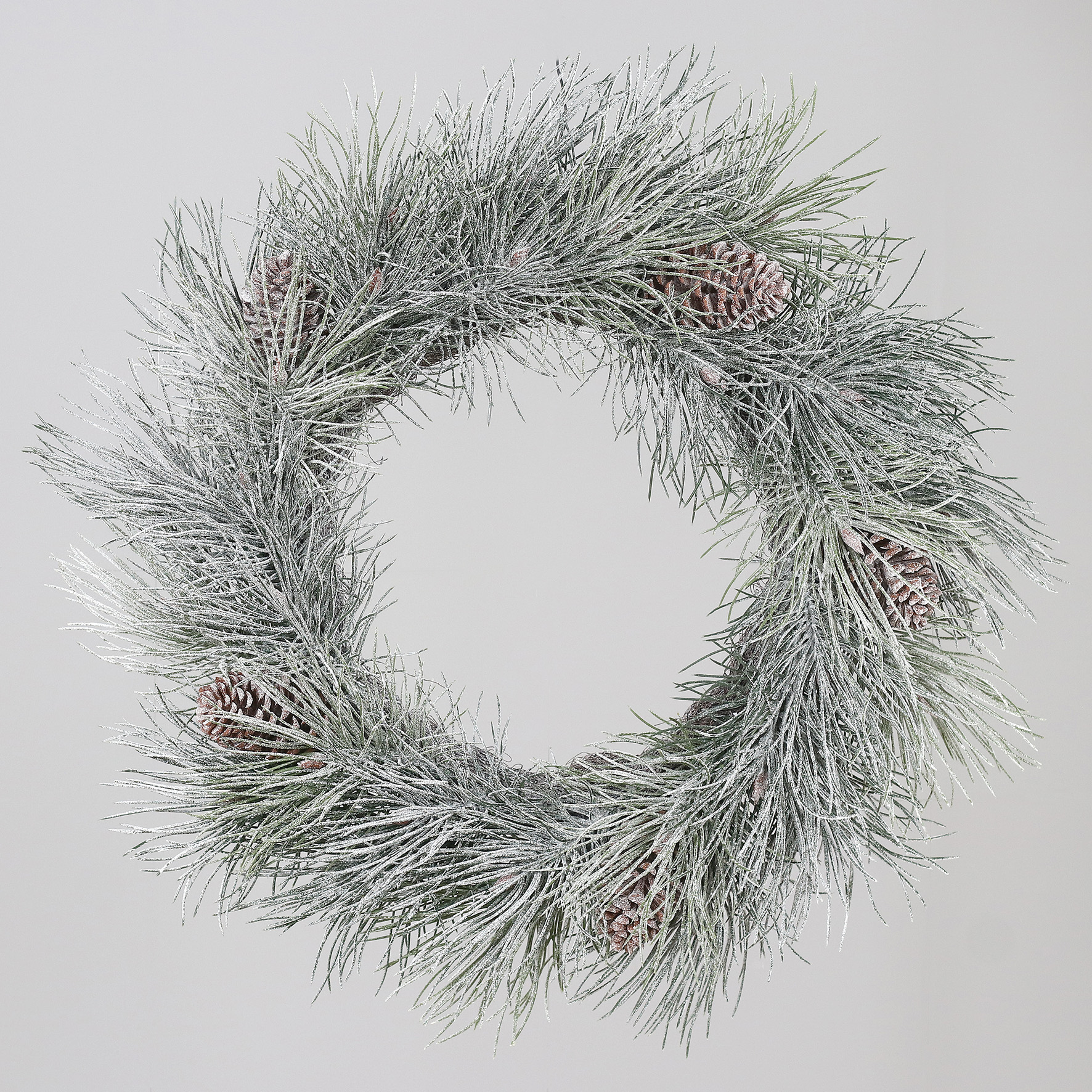 Kiefernkranz mit Zapfen auf Rebe, ca. 60 cm - beeist, grün
