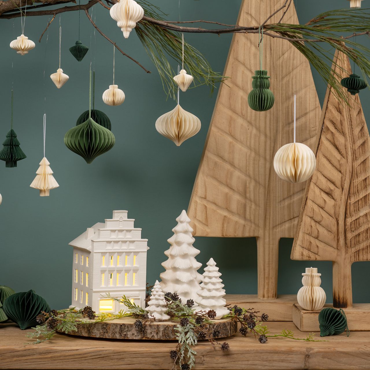 Aufsteller Tannenbaum Paulownia - Holz braun ca. 39x90x12cm