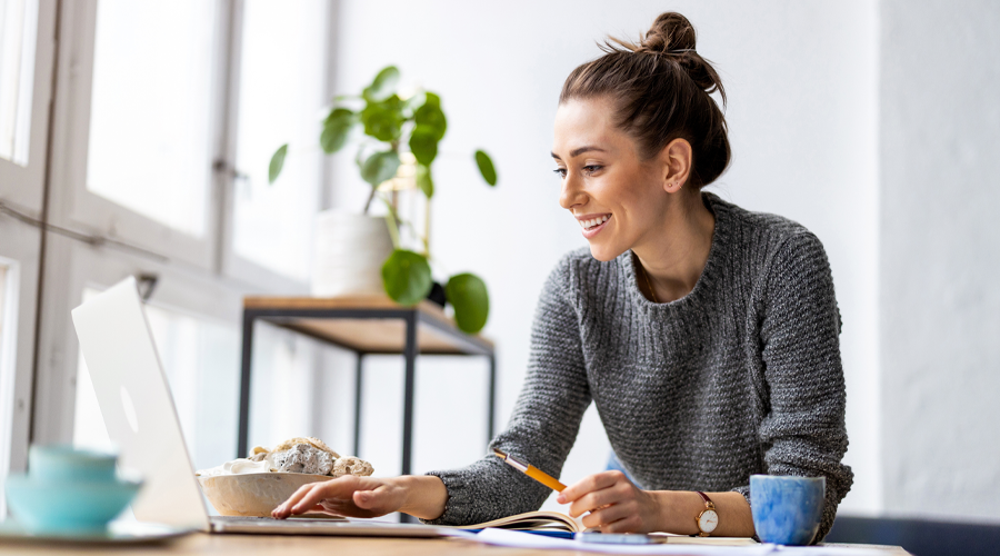 Studentenjob • Junge Frau am Notebook • Jobs bei MEYERHOFF