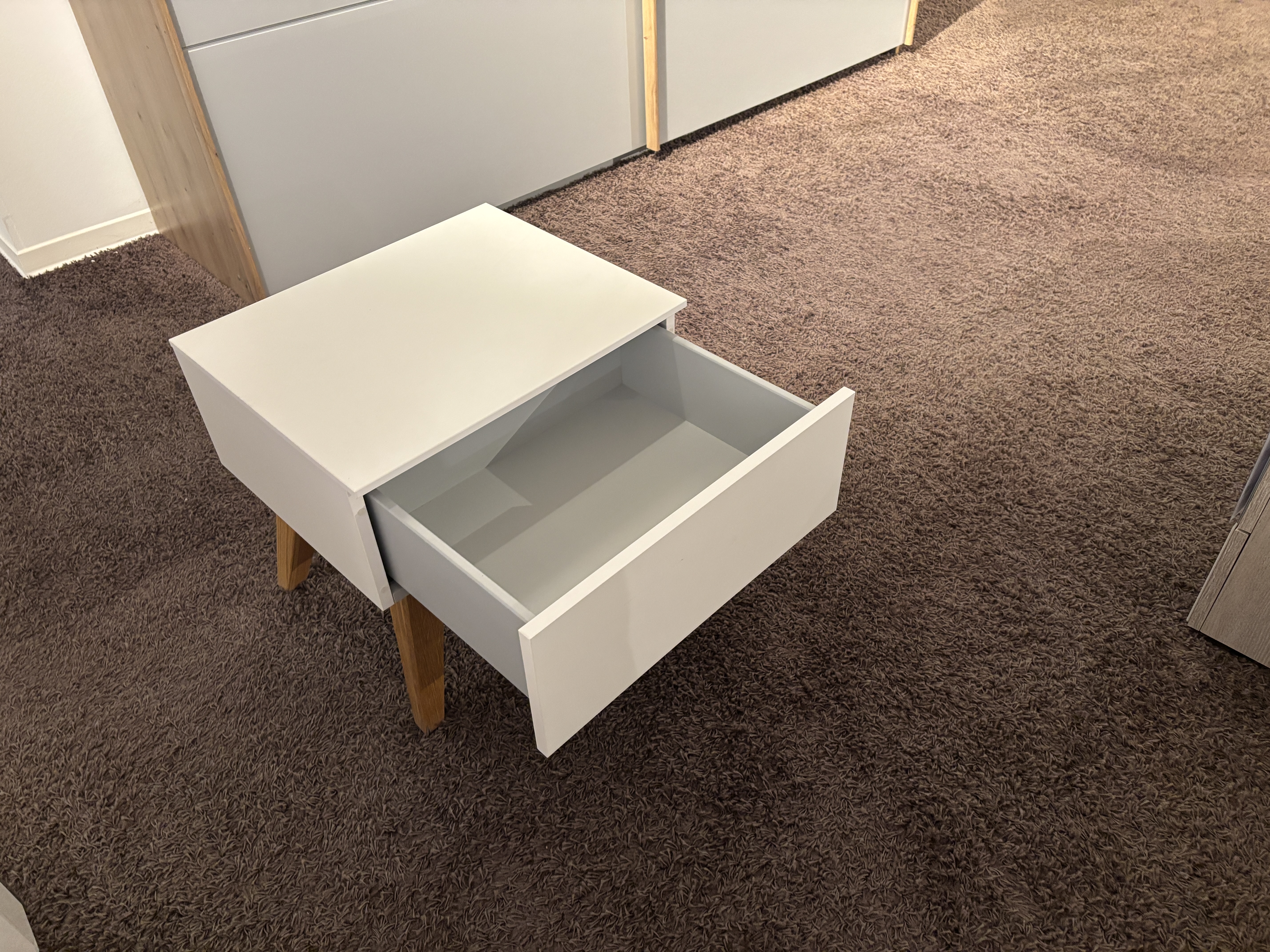 Kommode, weiß Dekor, Füße Wildeiche - MEDEBACH